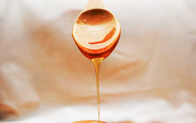 喝蜂蜜水有什么好處?經(jīng)常喝不但能增強(qiáng)體質(zhì),而且還能美容養(yǎng)顏! 蜂蜜