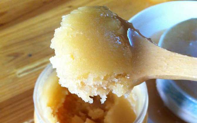 摻了白糖的蜂蜜結(jié)晶嗎?可能結(jié)晶,但結(jié)晶狀態(tài)與真蜂蜜大不相同! 蜂蜜