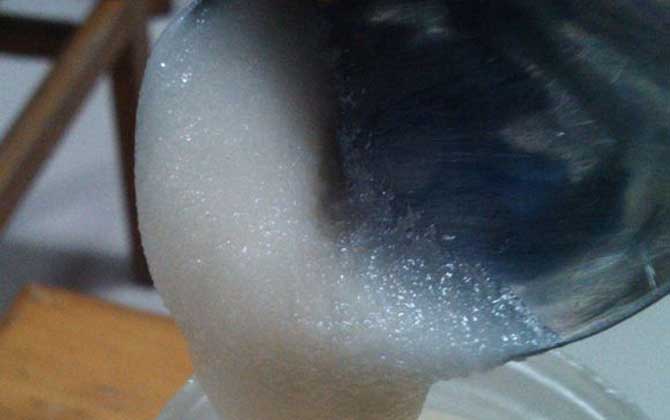 摻了白糖的蜂蜜結(jié)晶嗎?可能結(jié)晶,但結(jié)晶狀態(tài)與真蜂蜜大不相同! 蜂蜜