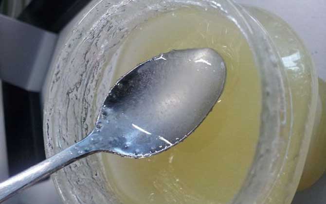 摻了白糖的蜂蜜結(jié)晶嗎?可能結(jié)晶,但結(jié)晶狀態(tài)與真蜂蜜大不相同! 蜂蜜