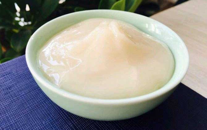 東北椴樹蜜多少錢一斤?一般不低于50元,品質好的甚至要上百元! 東北椴樹蜜