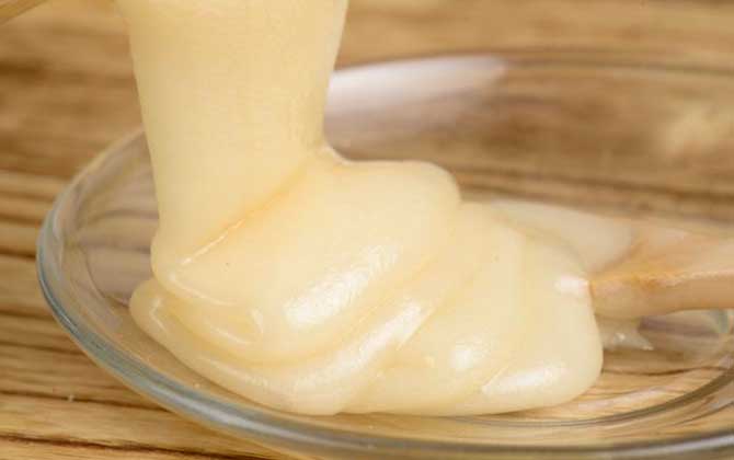 東北椴樹蜜多少錢一斤?一般不低于50元,品質好的甚至要上百元! 東北椴樹蜜