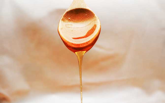 蜂蜜會(huì)過(guò)期嗎?會(huì)變質(zhì)嗎?蜂蜜沒(méi)有保質(zhì)期,但保存不當(dāng)也易變質(zhì)! 蜂蜜