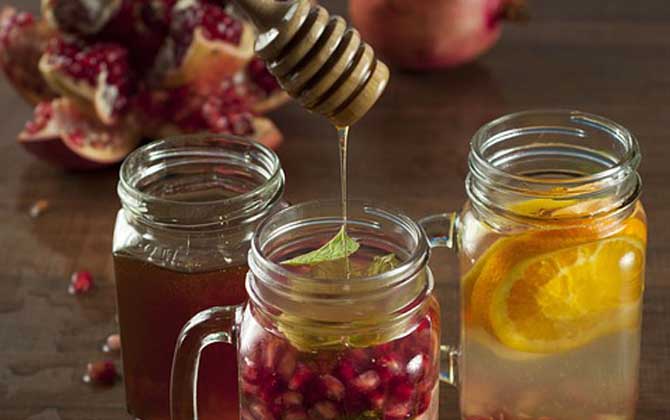 蜂蜜會(huì)過(guò)期嗎?會(huì)變質(zhì)嗎?蜂蜜沒(méi)有保質(zhì)期,但保存不當(dāng)也易變質(zhì)! 蜂蜜