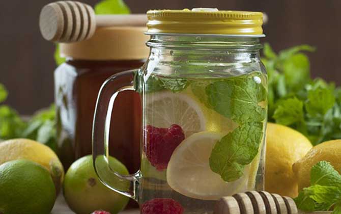 蜂蜜放了五年還能吃嗎?要看有沒有變質,若已變質則不能再食用! 蜂蜜