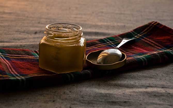 蜂蜜放了五年還能吃嗎?要看有沒有變質,若已變質則不能再食用! 蜂蜜