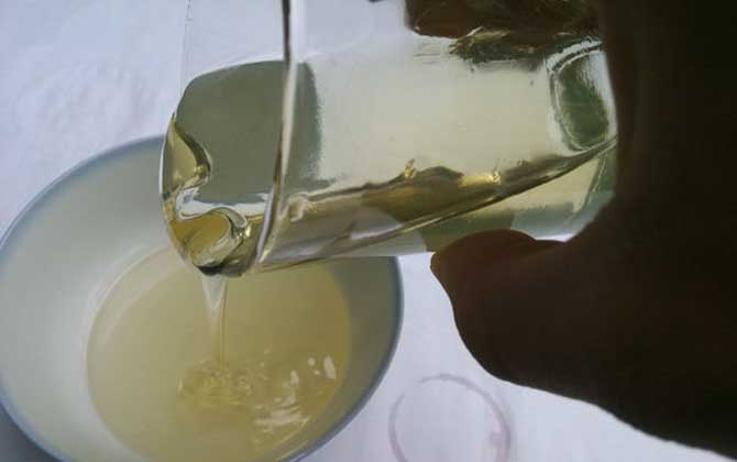 生姜蜂蜜水有什么功效?不但能美容養(yǎng)顏,對(duì)緩解痛經(jīng)也極為有效! 蜂蜜