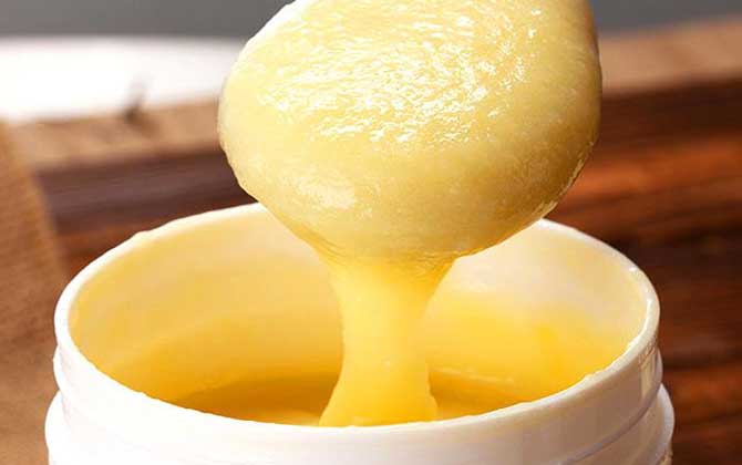 蜂王漿吃了容易得癌是真的嗎?假的,實(shí)際上蜂王漿還能抗癌! 蜂王漿