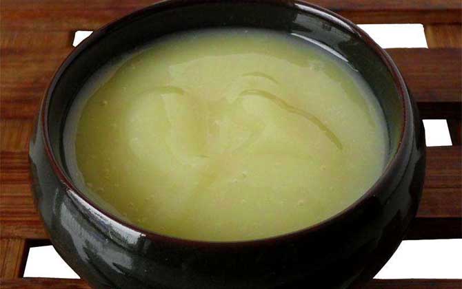 蜂王漿吃了容易得癌是真的嗎?假的,實(shí)際上蜂王漿還能抗癌! 蜂王漿