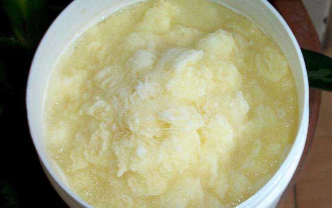 蜂王漿吃了容易得癌是真的嗎?假的,實(shí)際上蜂王漿還能抗癌! 蜂王漿