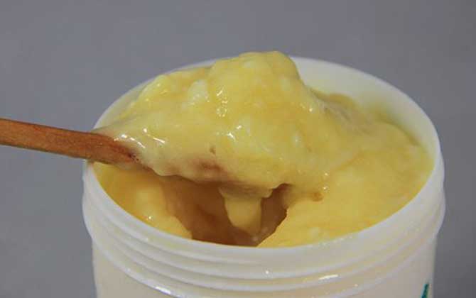 女性吃蜂王漿的最佳時(shí)間,建議盡量空腹食用,但不能過量食用! 蜂王漿