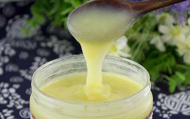 女性吃蜂王漿的最佳時(shí)間,建議盡量空腹食用,但不能過量食用! 蜂王漿