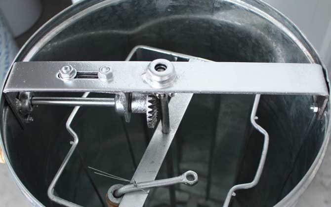 養蜂需要哪些工具? 搖蜜機