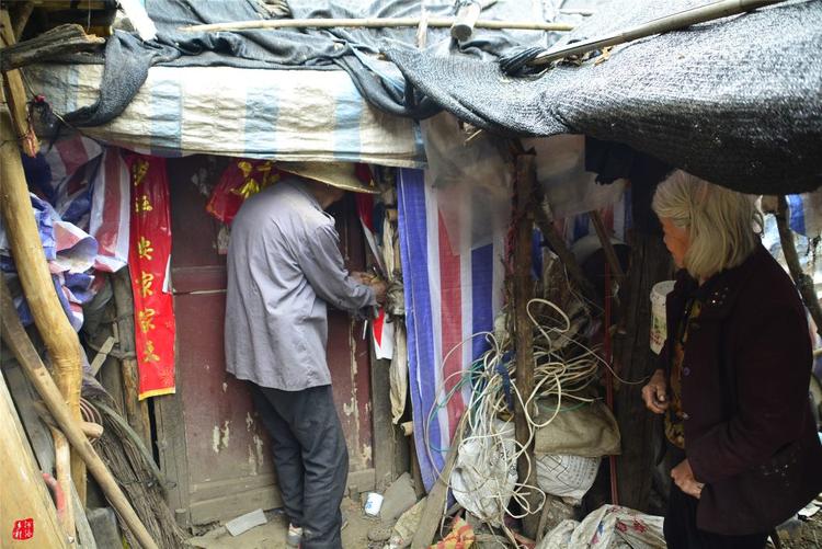 81歲老人養(yǎng)蜂半世紀，自創(chuàng)多種養(yǎng)蜂工具，怕蜜蜂丟失樹下睡3個月