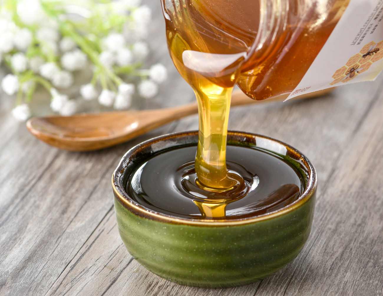 網(wǎng)上買的蜜蜂王是怎樣培養(yǎng)的（蜂王網(wǎng)購(gòu)回來(lái)怎么養(yǎng)殖）