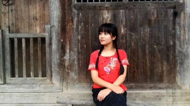 95后“村姑”靠直播插秧當上網紅(犁田、插秧、打鐵,真農活界“十項全能”)