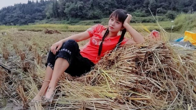 95后“村姑”靠直播插秧當上網紅(犁田、插秧、打鐵,真農活界“十項全能”)