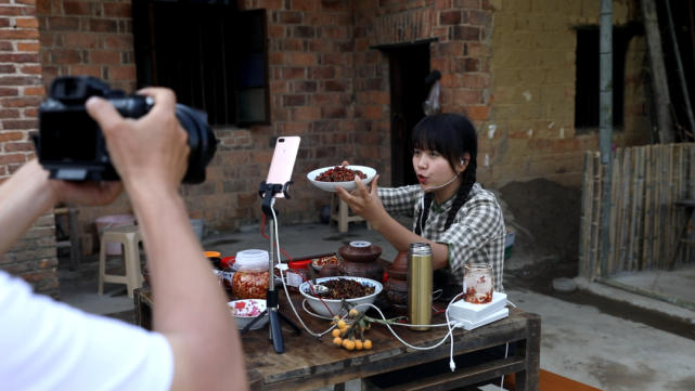 95后“村姑”靠直播插秧當上網紅(犁田、插秧、打鐵,真農活界“十項全能”)