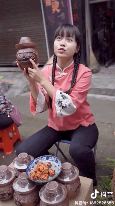 95后“村姑”靠直播插秧當上網紅(犁田、插秧、打鐵,真農活界“十項全能”)