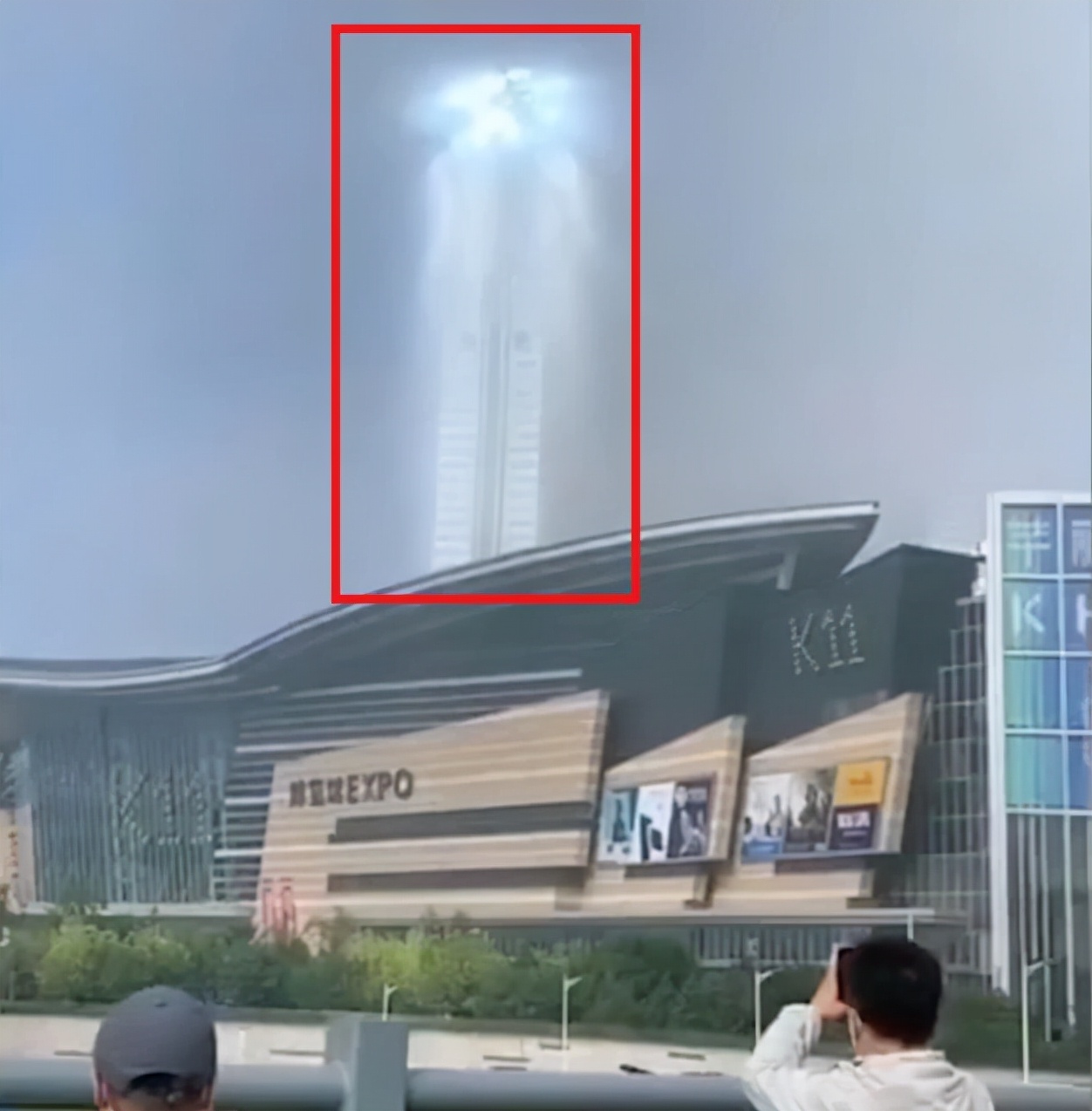 沈陽天空出現巨型光柱,猶如“天梯”,難道真的有外星人 沈陽K11大廈天空突現階梯光柱,終于找到實景了,它原來真實存在