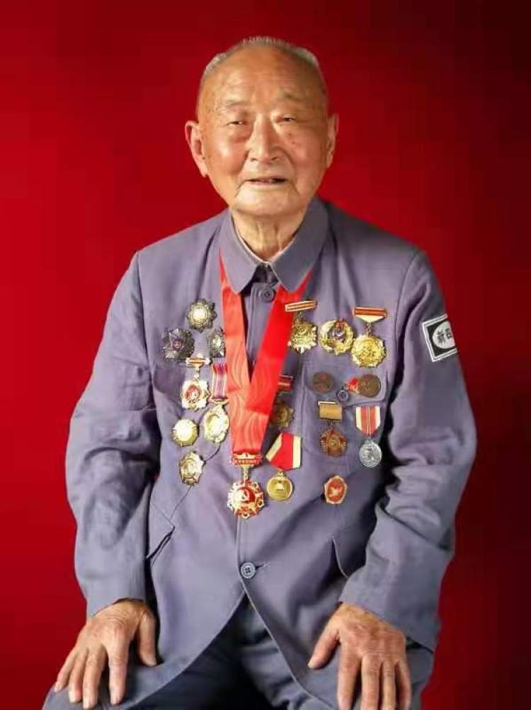 《長津湖》首映日票房將破2億，98歲志愿軍老戰士聊觀感：不打這一仗新中國會很危險