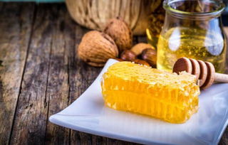 蜜蜂分家是老蜂王飛走了嗎(蜂群最后為何會滅亡) 蜜蜂分家是老蜂王飛走了嗎(蜂群最后為何會滅亡)