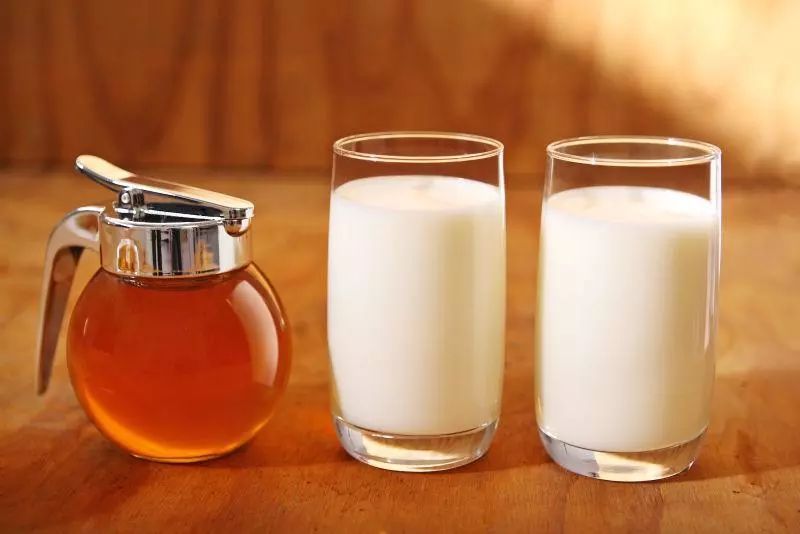 牛奶加蜂蜜的禁忌(牛奶加蜂蜜喝的好處和壞處) 牛奶加蜂蜜的禁忌(牛奶加蜂蜜喝的好處和壞處)