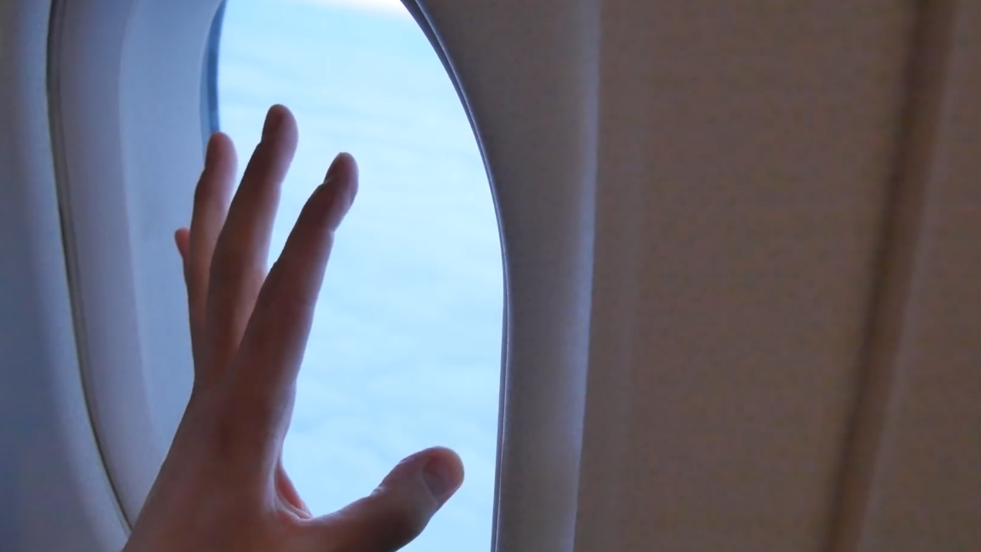 飛機窗戶上的這個小洞，你知道是做什么的嗎？