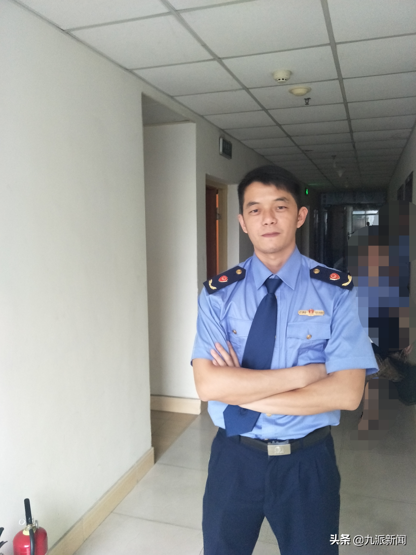 985 畢業(yè)生回應(yīng)辭掉公務(wù)員賣豬肉 從公務(wù)員到豬肉佬,985畢業(yè)生為還200萬債務(wù)擺肉攤:10年后還賣豬肉未嘗不可,以前管理個(gè)體戶現(xiàn)在成了個(gè)體戶