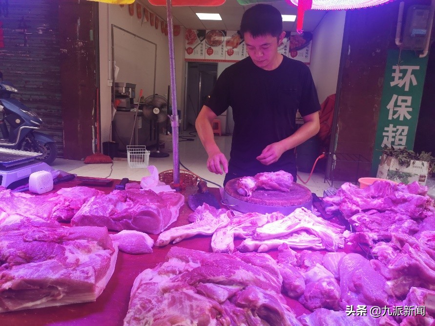 985 畢業(yè)生回應(yīng)辭掉公務(wù)員賣豬肉 從公務(wù)員到豬肉佬,985畢業(yè)生為還200萬債務(wù)擺肉攤:10年后還賣豬肉未嘗不可,以前管理個(gè)體戶現(xiàn)在成了個(gè)體戶