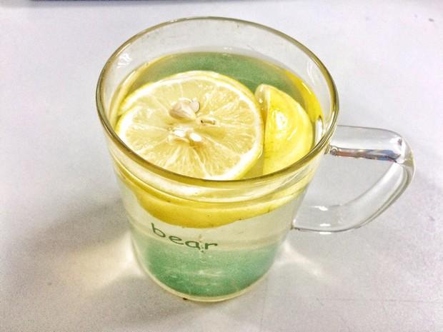 睡前喝檸檬蜂蜜水好嗎(晚上睡覺前喝檸檬蜂蜜水有什么好處) 睡前喝檸檬蜂蜜水好嗎(晚上睡覺前喝檸檬蜂蜜水有什么好處)