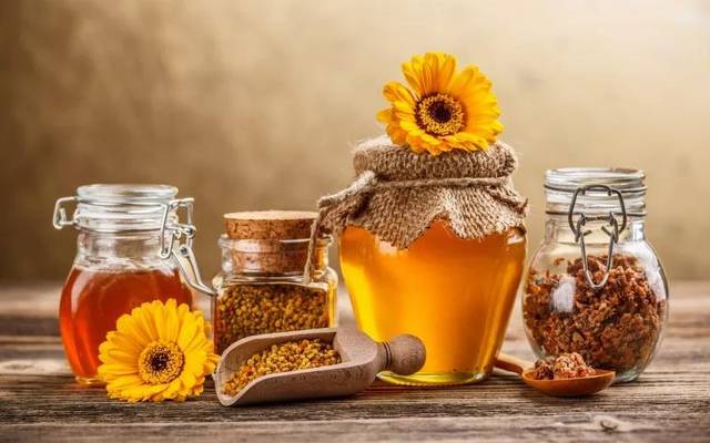 東北黑蜂椴樹雪蜜新鮮的什么顏色(椴樹蜜是什么顏色) 東北黑蜂椴樹雪蜜新鮮的什么顏色(椴樹蜜是什么顏色)