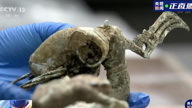 上新了！三星堆出土青銅小立人翹著蘭花指，太可愛，專家這么猜測