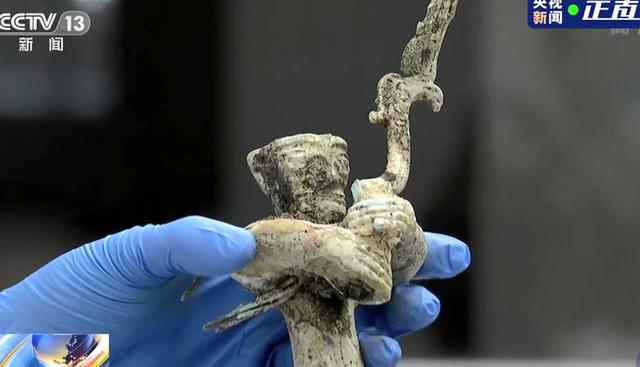 上新了！三星堆出土青銅小立人翹著蘭花指，太可愛，專家這么猜測