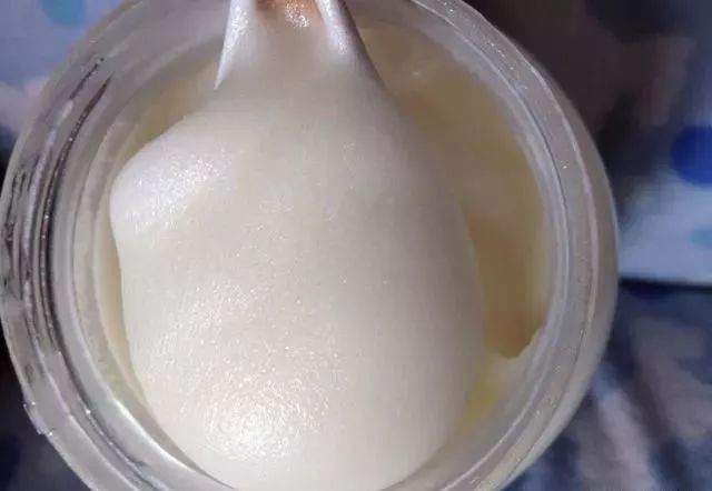 蜂蜜為什么變成白色固體(蜂蜜變成白色膏狀的原因) 蜂蜜為什么變成白色固體(蜂蜜變成白色膏狀的原因)