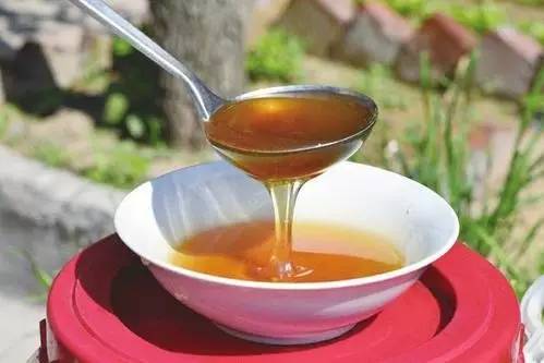 蜜蜂的蜂蛹是蜂王的幼蟲嗎(蜂王胎封口要幾天出王) 蜜蜂的蜂蛹是蜂王的幼蟲嗎(蜂王胎封口要幾天出王)