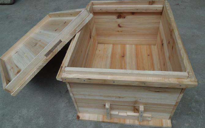 養(yǎng)蜜蜂專用工具有哪些？主要是蜂箱，其他還有隔王板、囚王籠等！