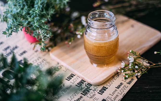 經(jīng)常吃蜂蜜有什么好處？從營(yíng)養(yǎng)成分上看，蜂蜜的確是天然營(yíng)養(yǎng)品！