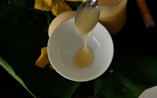 蜂蜜涂臉15天后有什么效果？簡直判若兩人，但仍要注意副作用！