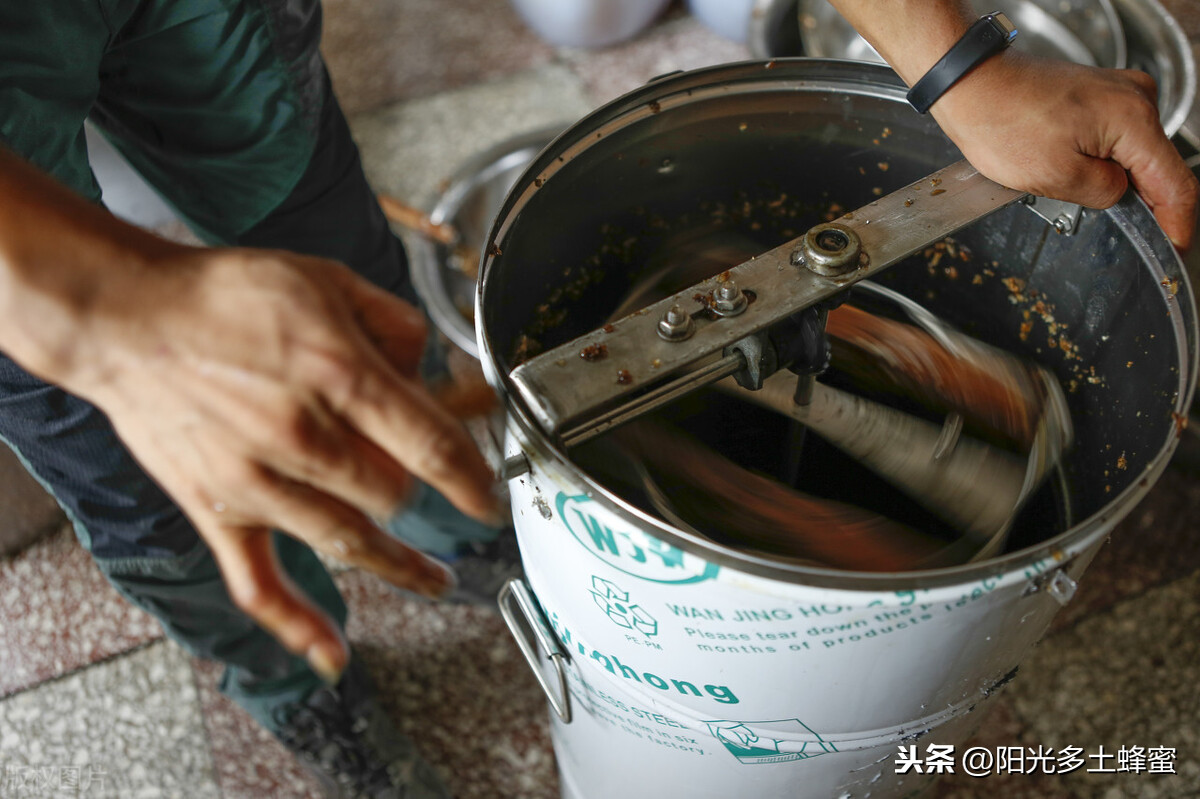 ?你試過刮脾取蜜嗎？它真的優(yōu)于搖蜜機(jī)取蜜嗎？