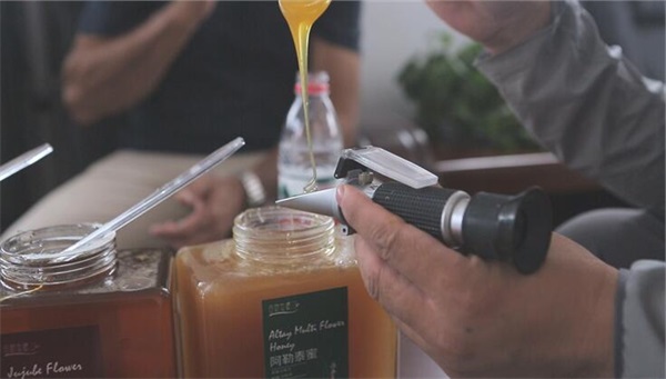 蜂蜜刺喉嚨來評(píng)定真假?真蜂蜜刺激喉嚨嗎?